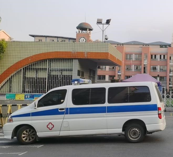 浦江救护车出租护送骨折病人一公里多少钱